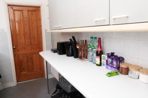 2 Bedroom House - Sleeps 4 - Free Parking Wifi