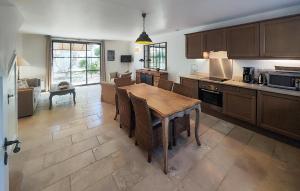 Maisons de vacances Lovely Home In Saint Laurent De La Ca : photos des chambres