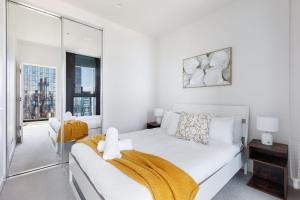 Stunning Top Floor City Views 2BR Gem, Central CBD