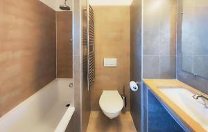 Maisons de vacances Lovely Home In Saint Laurent De La Ca : photos des chambres