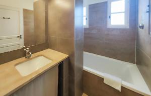 Maisons de vacances Lovely Home In Saint Laurent De La Ca : photos des chambres