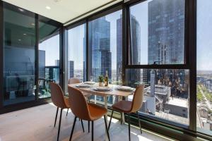 Stunning Top Floor City Views 2BR Gem, Central CBD