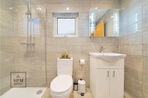 4 Bed House - Long Stays Welcome - Smart TVs in Each Bedroom - Parking