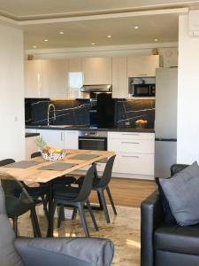 Cannes, Sea View, Beach Access, 3-Bedroom Apartment, 100 m2, 3 Bathrooms, Sleeps 6, 100 meters from Beach