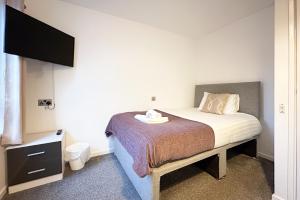 6-Bedroom Contractor House with 9 Beds - Managed by Your Lettings Short Lets & Serviced Accommodation Peterborough including Free Parking and WiFi and Netflix