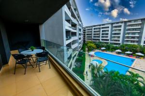 The Expert in Ocean Blue Near Airport - No Pool Access