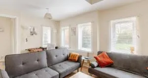 Cosy House- Sleeps 7 Centrally Located Free Parking, Fast WIFI Smart Tv with Sky and Netflix Business Travellers Relocators Leisure Welcome - Wolverton