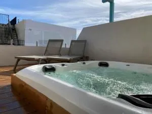 Amazing 4-bedroom Sliema Town House with Jacuzzi - Слима