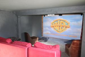 Prestigious Chalet for 18 Guests, Pool & Jacuzzi, close to slopes and resort center