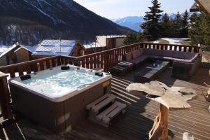 Spacious Chalet 1618 Guests wSlope View, Jacuzzi et Sauna