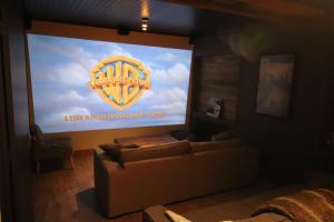 Spacious Chalet 1618 Guests wSlope View, Jacuzzi et Sauna