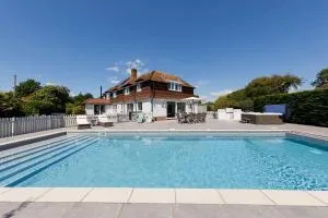Ultimate beach house with pool in West Wittering - 西威特灵