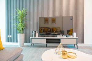Airstay - Spacious 1BR - Pool Views - Next to FIVE Hotel - Monthly Offer Available