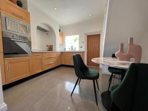 Central Cottage With Parking By Cheshire Escapes