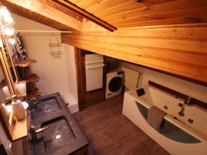 Spacious Chalet 1618 Guests wSlope View, Jacuzzi et Sauna