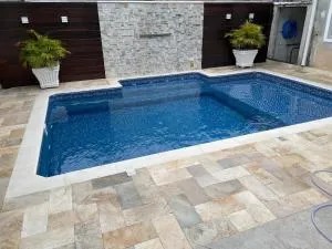 Casa com piscina a 50 metros da praia em Matinhos - 马蒂尼奥斯