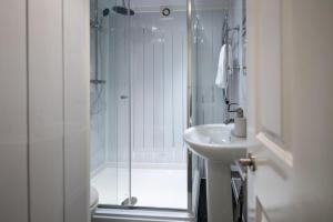 Central Flat-2Bedrooms-2Bath-By FabAccommodation