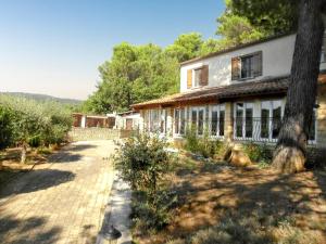 Villa spacieuse à Lioux avec piscine privée et vue montagne