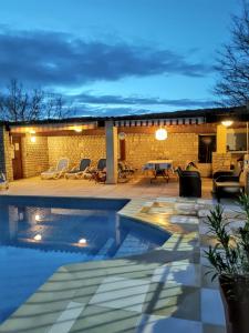 Villa spacieuse à Lioux avec piscine privée et vue montagne