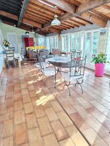 Villa spacieuse à Lioux avec piscine privée et vue montagne