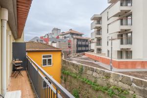 HostWise - Stylish Retreat in Portos Heart