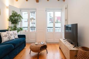 HostWise - Stylish Retreat in Portos Heart