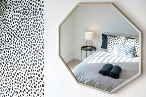 Swift Host - 2 Bedroom House - Stylish - Parking - Football Ground