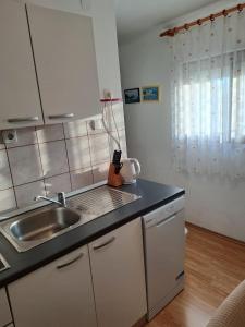 Apartment in Privlaka with sea view, terrace, air conditioning, WiFi 3591-1
