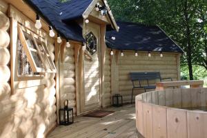 Maisons de vacances Cabane dans un jardin arbore : photos des chambres