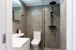 ARIS- Queen suite on the boulevard