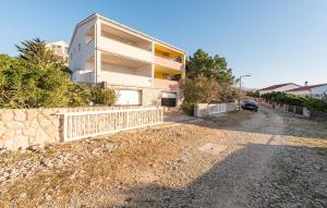 2 Bedroom Amazing Apartment In Smokvica 