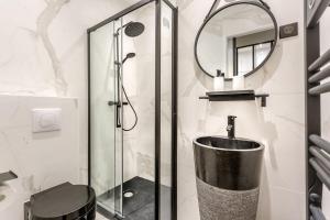 Bourd- Beyond Eiffel Tower Stylish Terrace Apartment