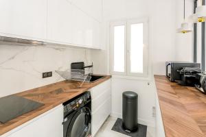 Bou- Beyond Eiffel Tower Stylish Terrace Apartment