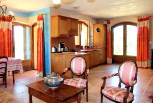 Maisons de vacances Maison conviviale a Saint-Cybranet avec piscine partagee : photos des chambres