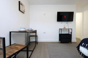 Studio - Kitchen - Parking - Ideal for Contractors