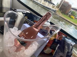 Stunning Classic Dutch Barge near Henley & Marlow