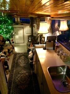 Stunning Classic Dutch Barge near Henley & Marlow