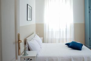 Iron-Bridge House, elegant apartment bay front