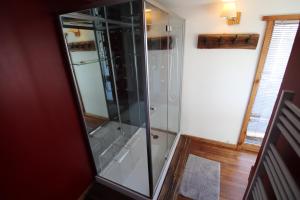 Chalets Charming Chalet w/ Mountain & Slope Views, Jacuzzi : photos des chambres