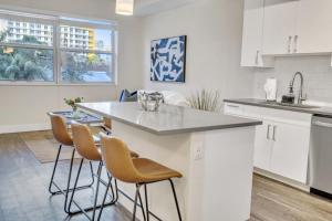 Trendy One Bedroom Getaway Steps from Biscayne