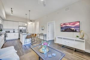 Trendy One Bedroom Getaway Steps from Biscayne