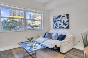 Trendy One Bedroom Getaway Steps from Biscayne