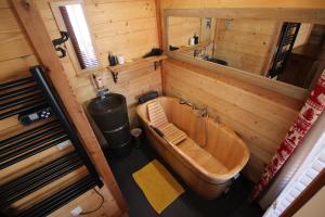 Chalets Charming Chalet w/ Mountain & Slope Views, Jacuzzi : photos des chambres