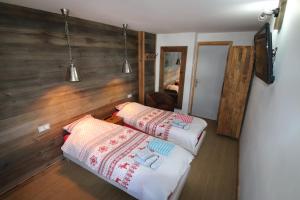 Chalets Charming Chalet w/ Mountain & Slope Views, Jacuzzi : photos des chambres