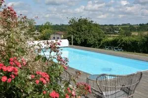 Pool country lodge, three-star rating - Le Tallud