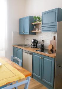 Iron-Bridge House, elegant apartment bay front