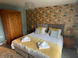 Light & bright, centrally located apartment