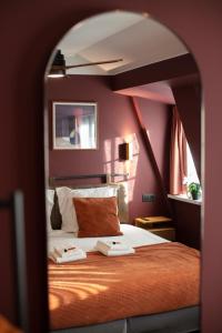 Gillis Eight Guest Rooms by Romy&Travis