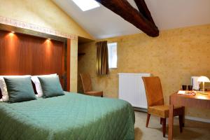 B&B / Chambres d'hotes B&B Domaine de La Corbe : Chambre Quadruple avec Salle de Bains Privative