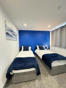 Two Bedroom Flat by Brookland Stays Serviced Accommodation Short Lets Leeds with Free WiFi